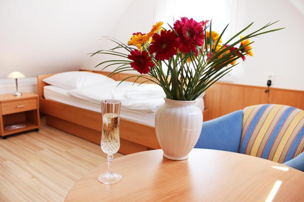 Hotel Pension Kirschstein Волгаст Стая снимка